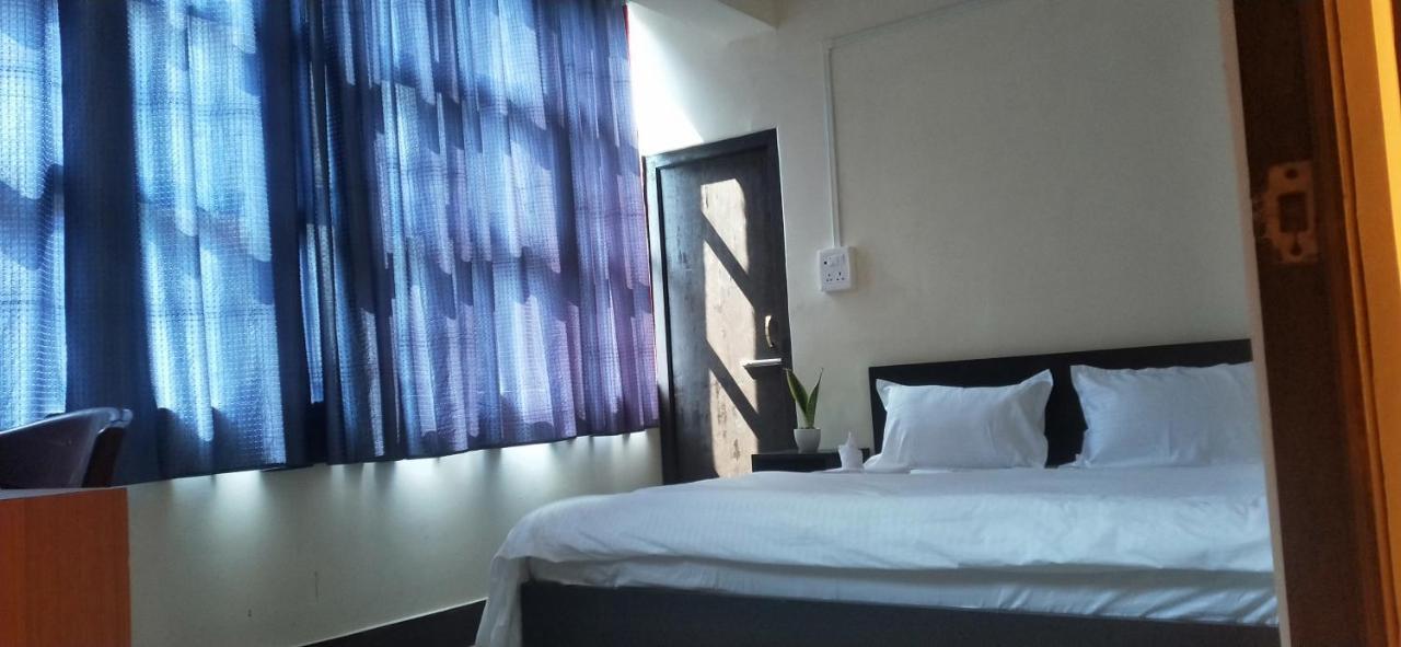 Oyo Thangal Hotel Imphal Exterior foto